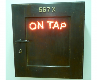 ON TAP (Anklopfen) 2011 Durch die Bewegung im Raum leuchtet Der Schriftzug ON TAP auf, zusätzlich wird durch Anklopfen ein Sprachrekorder in Gang gesetzt und es ertoent eine aufgezeichnete Stimme aus den Inneren  65cm x 60cm x 18,5cm